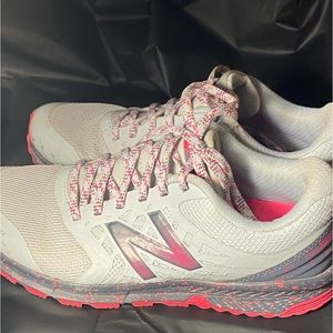 New Balance/athletic sneaker/multi colored lace up /size 6.5